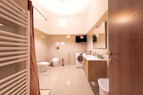 The Wine Cave, Spacious 2BR, Steps from Milano Centrale, ideal for large groups and families