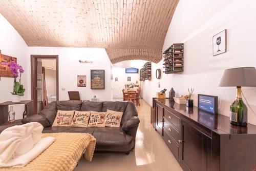 The Wine Cave, Spacious 2BR, Steps from Milano Centrale, ideal for large groups and families