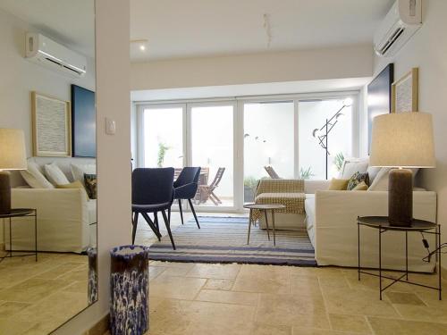 Santos Cozy Apt with AC and Terrace