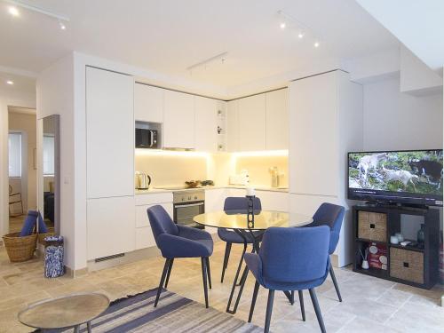 Santos Cozy Apt with AC and Terrace