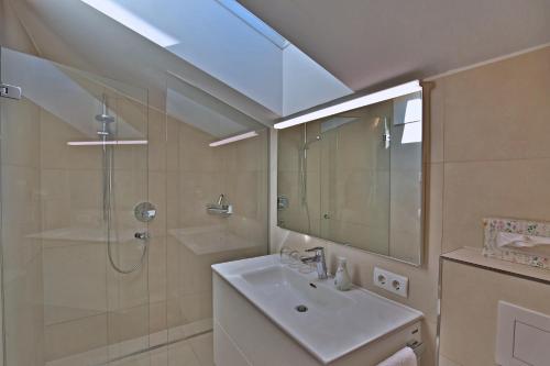 Ένα μπάνιο στο Ferienwohnungen Tiroler Alpenhof