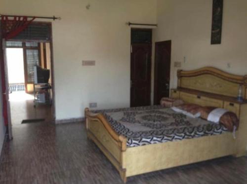 Giường trong phòng chung tại City Central Bungalow,Ram mandir