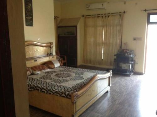 Giường trong phòng chung tại City Central Bungalow,Ram mandir