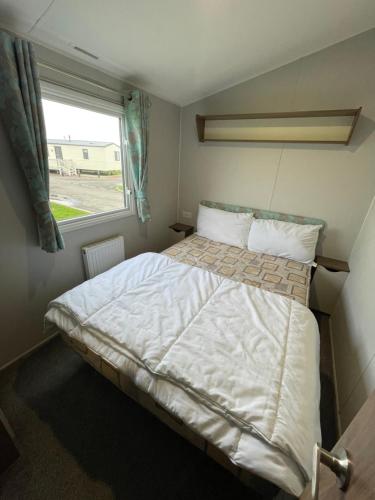 スキップシーにあるOcean retreat at Skirlington coastの窓のある小さな部屋のベッド