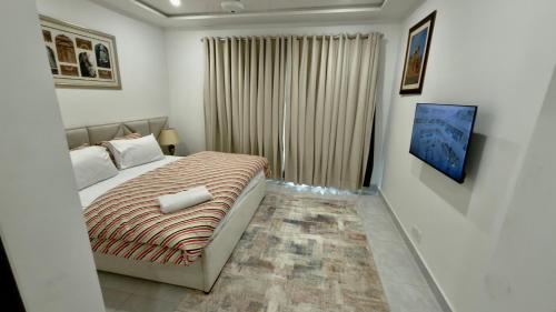 En eller flere senge i et værelse på Scenic Haven Corner View In Gulberg