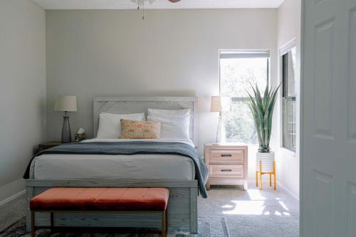 een slaapkamer met een bed en een raam bij Canyon Crest Condo in Tucson