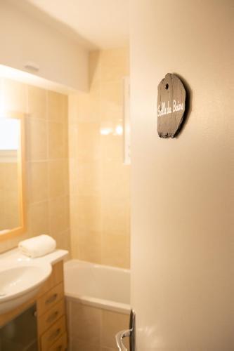 丰罗穆Altitude 1711 - Terrasse en hyper-centre的带浴缸、水槽和淋浴的浴室