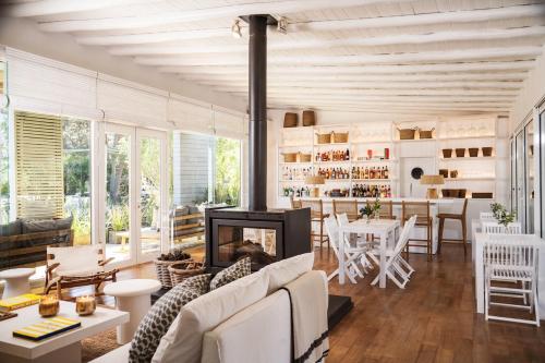 a living room with a couch and a fireplace at Posada Arenas in José Ignacio