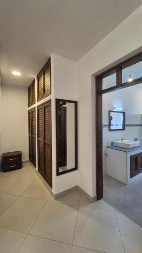 Safina Cottages في شاطئ دياني: حمام مع حوض ومرحاض ومرآة