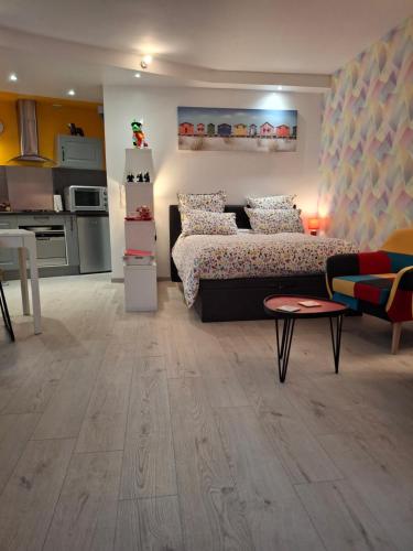 ル・トレポールにあるL'arc-en-cielのリビングルーム(ベッド1台付)、キッチンが備わります。