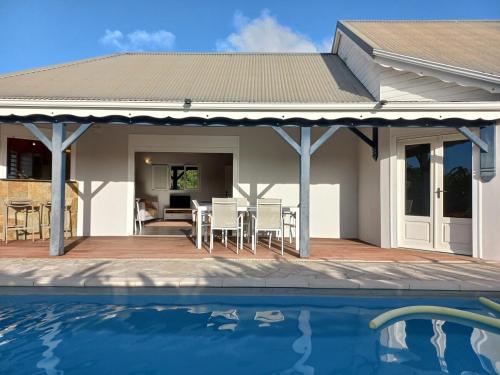 ein Haus mit einem Swimmingpool vor dem Haus in der Unterkunft Villa Blue Sky in Saint-François