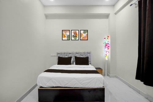 een slaapkamer met een bed in een witte kamer bij HOTEL O CROWD in Durg