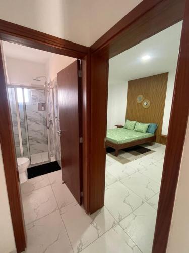 サンタ・マリアにあるSalinas Breezeの部屋にはシャワーとベッド付きのバスルームがある