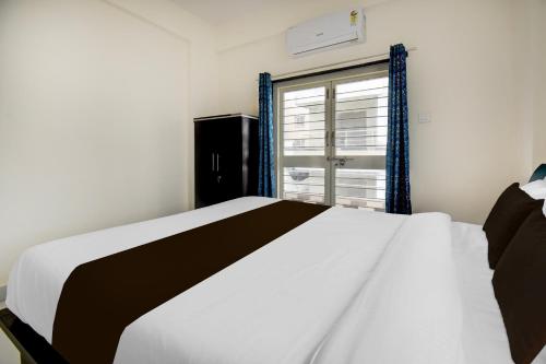 Giường trong phòng chung tại SPOT ON Hide Away Inn