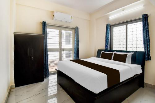 Giường trong phòng chung tại SPOT ON Hide Away Inn