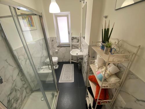 a bathroom with a shower and a sink at Trevignano Casa fronte lago in Trevignano Romano