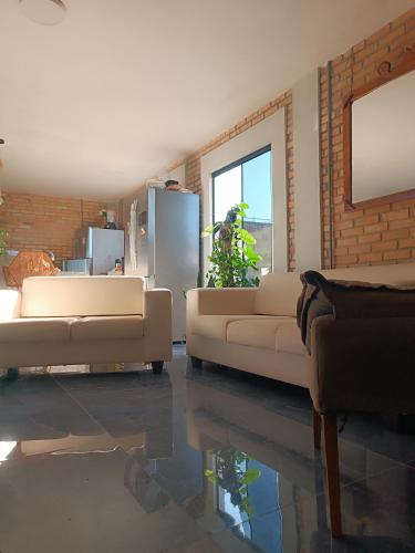 ein Wohnzimmer mit 2 Sofas und einem Spiegel in der Unterkunft Casa Lounge Relax in Touros