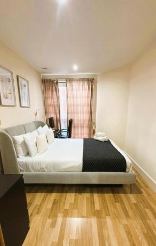 a bedroom with a large bed in a room at Central London Flat ideal for Shopping and Big Ben in London