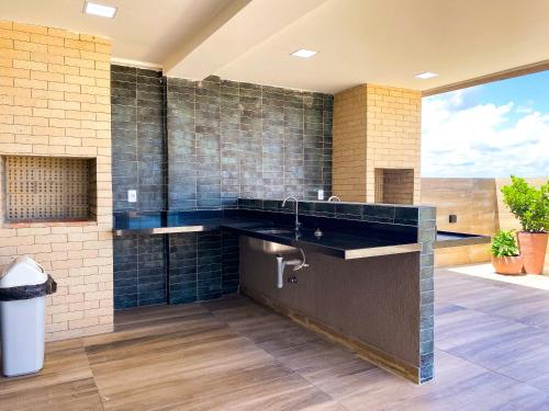 - une cuisine avec un évier et du carrelage bleu dans l'établissement Flat bijupira exclusive brisa do mar em Porto de galinhas a 100 metros das piscinas naturais, à Porto de Galinhas