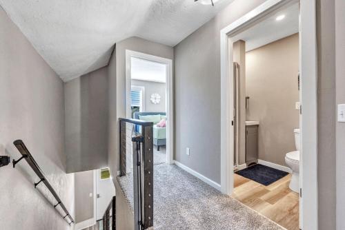 een hal met een badkamer met een toilet en een wastafel bij Lazy River Villa - Hottub! Fenced Yard! Fire Pit! in Oconto