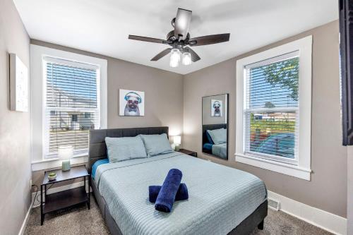 een slaapkamer met een bed met een blauw kussen erop bij Lazy River Villa - Hottub! Fenced Yard! Fire Pit! in Oconto