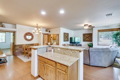 eine Küche und ein Wohnzimmer mit einer Couch in der Unterkunft Our Neck of the Woods in Torreon Golf Community in Show Low