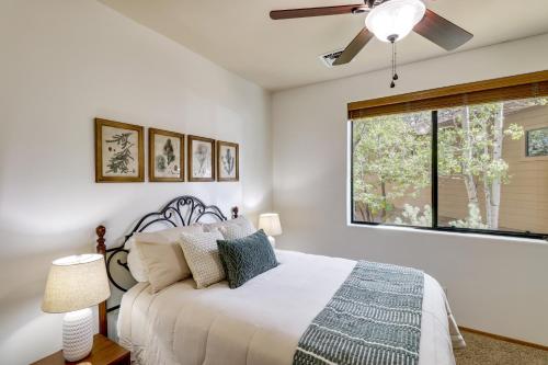 ein Schlafzimmer mit einem Bett und einem Deckenventilator in der Unterkunft Our Neck of the Woods in Torreon Golf Community in Show Low