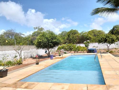 una piscina en un patio con árboles en Paraíso dos Coqueiros, en Fortim