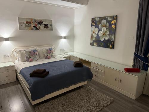 una camera da letto con un letto su cui sono appoggiati due asciugamani di Seaview Tower Apartment a Sliema