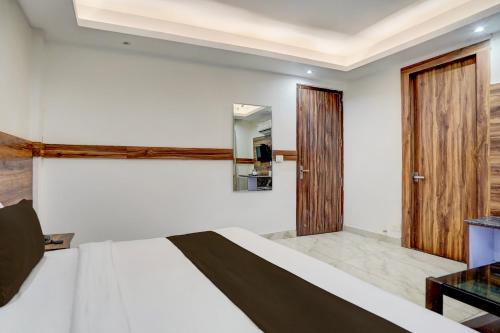 Ένα ή περισσότερα κρεβάτια σε δωμάτιο στο Townhouse Railway Road Katra Formerly The Amro