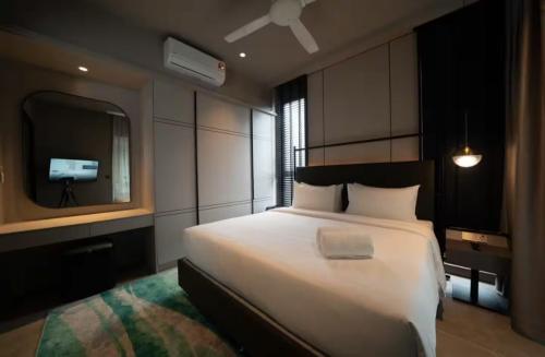 Ένα ή περισσότερα κρεβάτια σε δωμάτιο στο 2R2B Luxury Suites 3R2B Whirlpool Suites Antara Genting