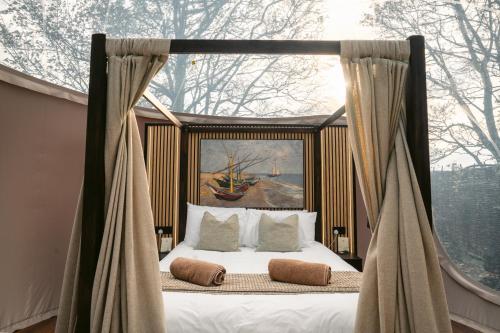 una cama en una habitación con una ventana grande en Cromore Retreat, en Portstewart