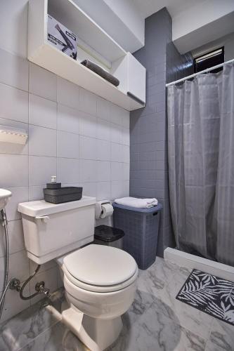 un bagno bianco con wc e doccia di La Reserve a Porlamar