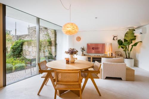 a living room with a wooden table and chairs at DPV Residences - Studio CA/C1 in Porto