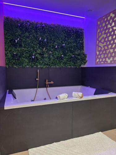 Ένα μπάνιο στο Suite orientale avec baignoire balnéo