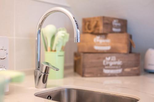 ポリェンサにあるCan 32 Apartamento 1 habitaciónのキッチンシンク(蛇口付)、木製の箱