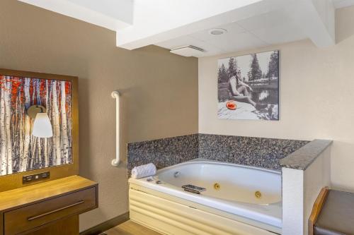 a bathroom with a bath tub in a room at Best Western Plus McCall Lodge and Suites in McCall