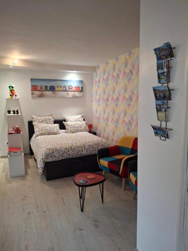 ル・トレポールにあるL'arc-en-cielのベッドとソファのある寝室