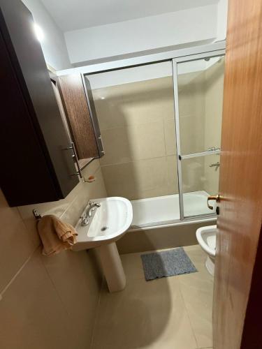 Vannituba majutusasutuses Dpto amplio con piscina, Excelente ubicación