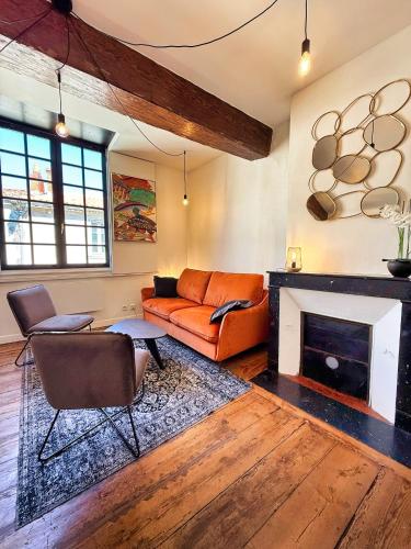 Una sala de estar con un sofá y una chimenea. en Molinski, en La Rochelle