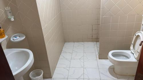 a bathroom with a toilet and a sink at شاليه مارفن درة العروس البرادايس in Durat  Alarous