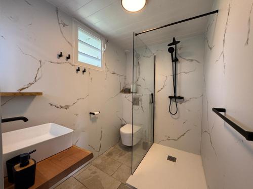 Ένα μπάνιο στο Les Kaz de Sainte Anne