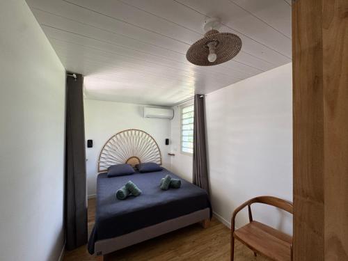 Ένα ή περισσότερα κρεβάτια σε δωμάτιο στο Les Kaz de Sainte Anne