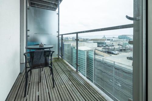ein Balkon mit Tisch und Blick auf eine Stadt in der Unterkunft Modern 1 Bedroom Apartment with Balcony - City Centre - Free Parking, Fast WiFi and 50'' Smart TV by Yoko Property in Milton Keynes