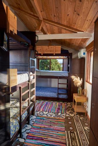 ein Zimmer mit zwei Etagenbetten und einem Teppich in der Unterkunft Oripando Hostel in Granada