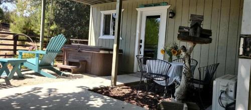 une terrasse couverte avec des chaises et un piano dans une maison dans l'établissement Pet Friendly Breathtaking Cottage with Hot-tub in Rainbow, California, à Rainbow