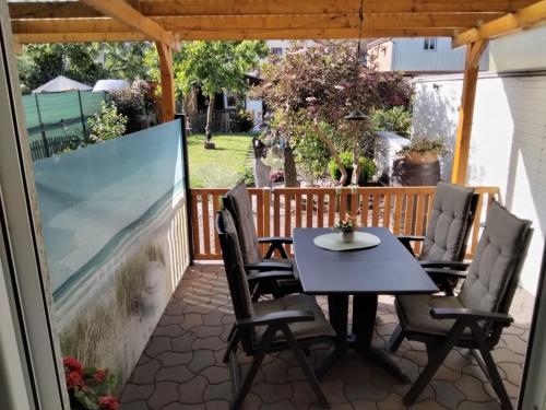 un patio avec une table et des chaises dessus dans l'établissement Fewo Fam Große, à Friedland