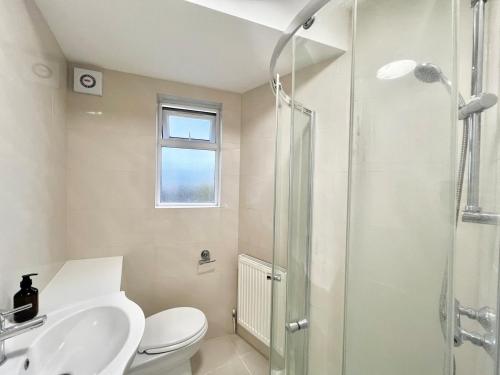 ein Badezimmer mit Dusche, Toilette und Waschbecken in der Unterkunft Central Apartment - 16 Mins to London in Potters Bar