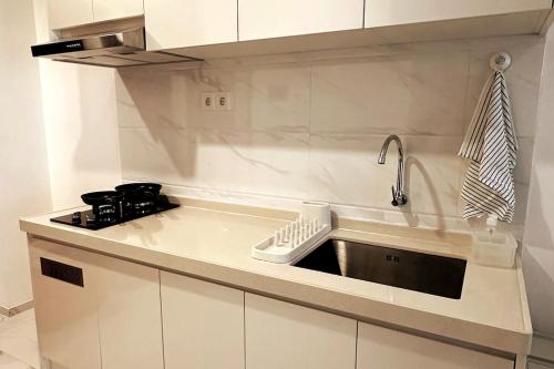 Η κουζίνα ή μικρή κουζίνα στο Spacious 2 Bedroom Apartment at Skyhouse BSD Kensington