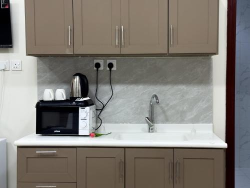 Kuchyň nebo kuchyňský kout v ubytování Quba Suites نزل قباء